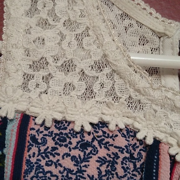 🌼Girls Size 6 Dress With Lace and Floral Patterns 🌼 - Picture 4 of 7